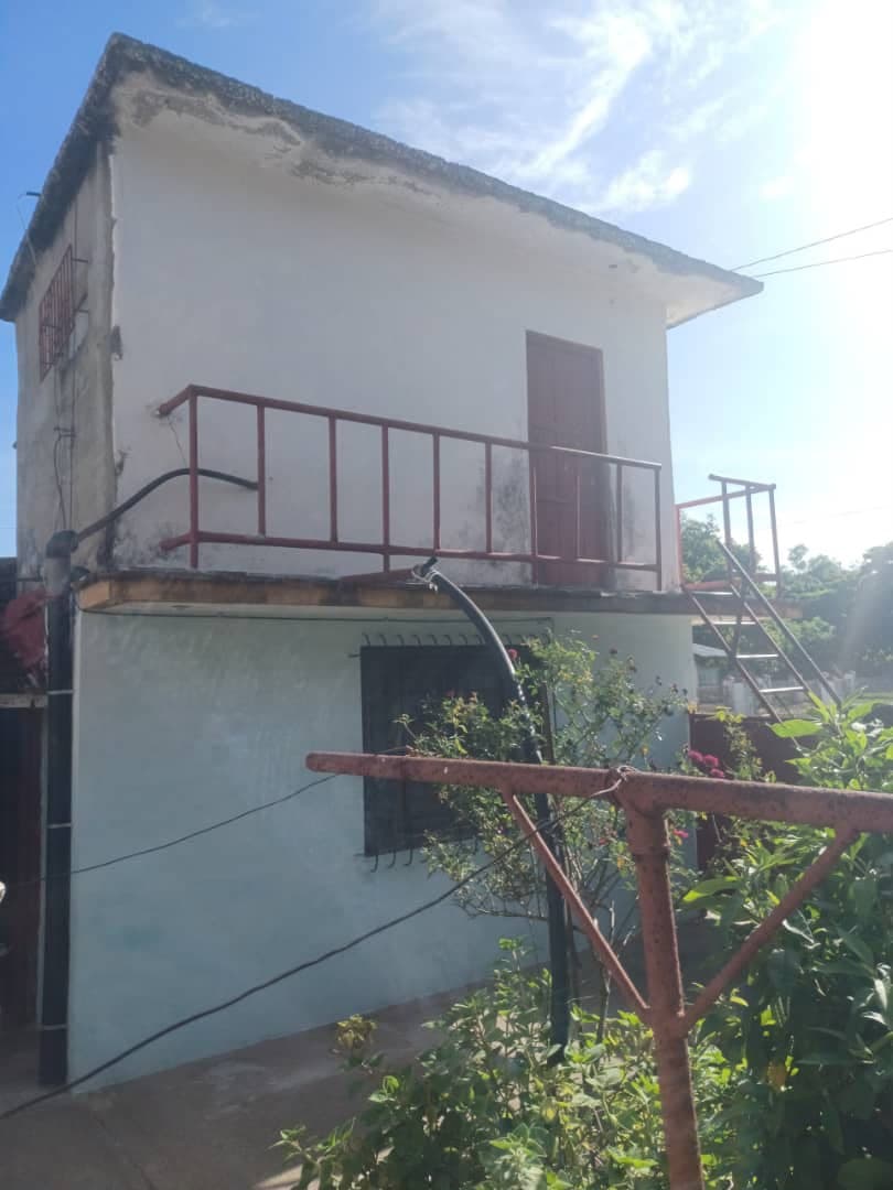 Oportunidad en Virginia: Casa de 2 niveles, 3 cuartos y patio — imagen adicional