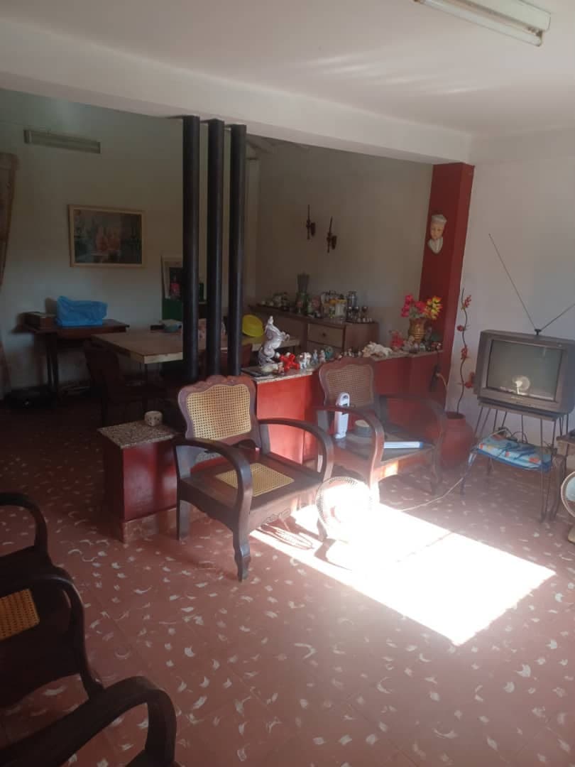 Oportunidad en Virginia: Casa de 2 niveles, 3 cuartos y patio — imagen adicional