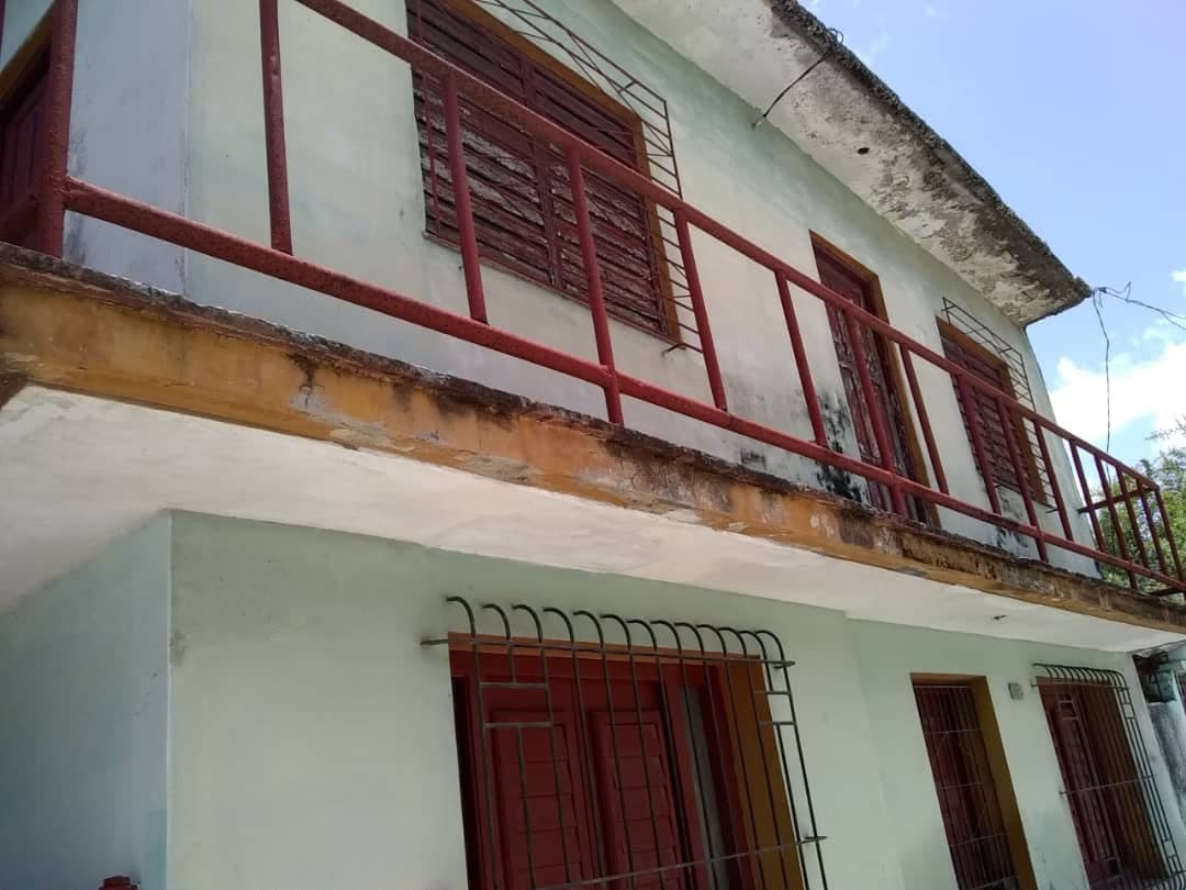Oportunidad en Virginia: Casa de 2 niveles, 3 cuartos y patio